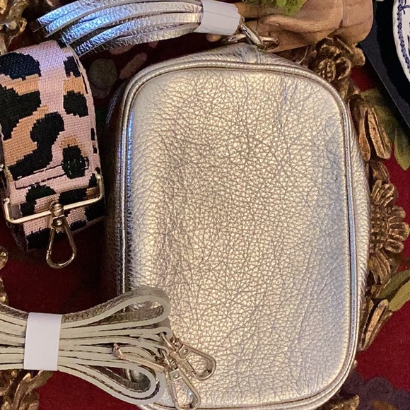 APATCHY LONDON NEW W/OUT TAG TASSEL GOLD LEATHER BAG 6” tall x 7” wide 2 STRAPS - Picture 2 of 9